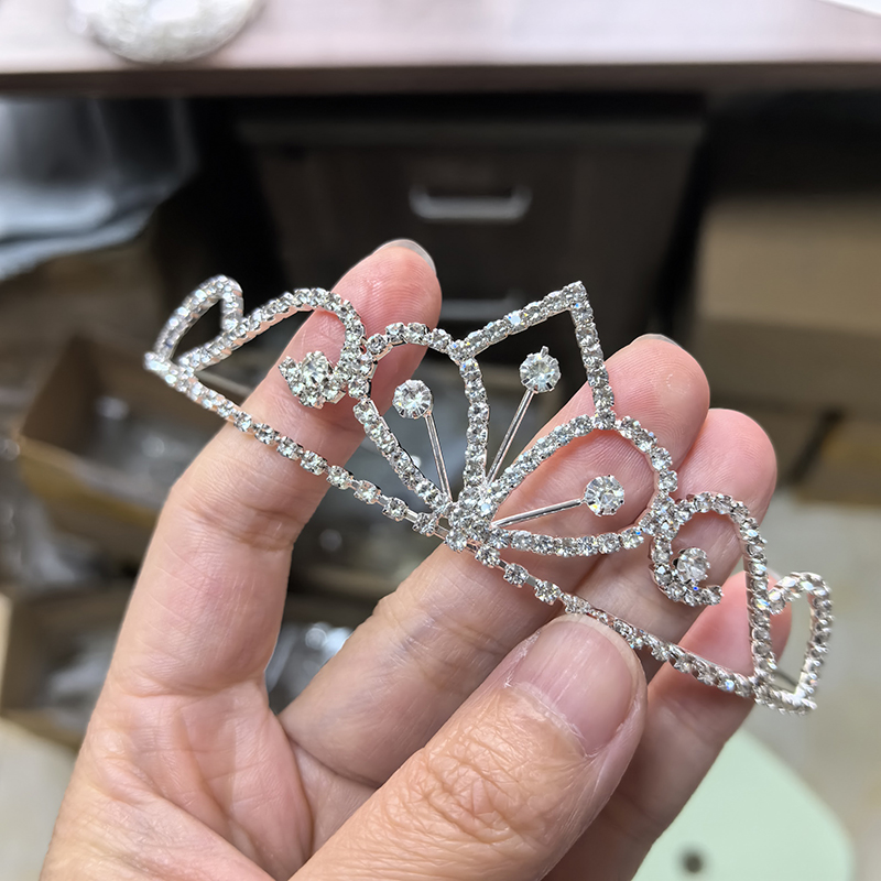 シルバーカラーのラインストーンブライダルクラウン高級クリスタ - Women Knight Accessories のレビューと価格