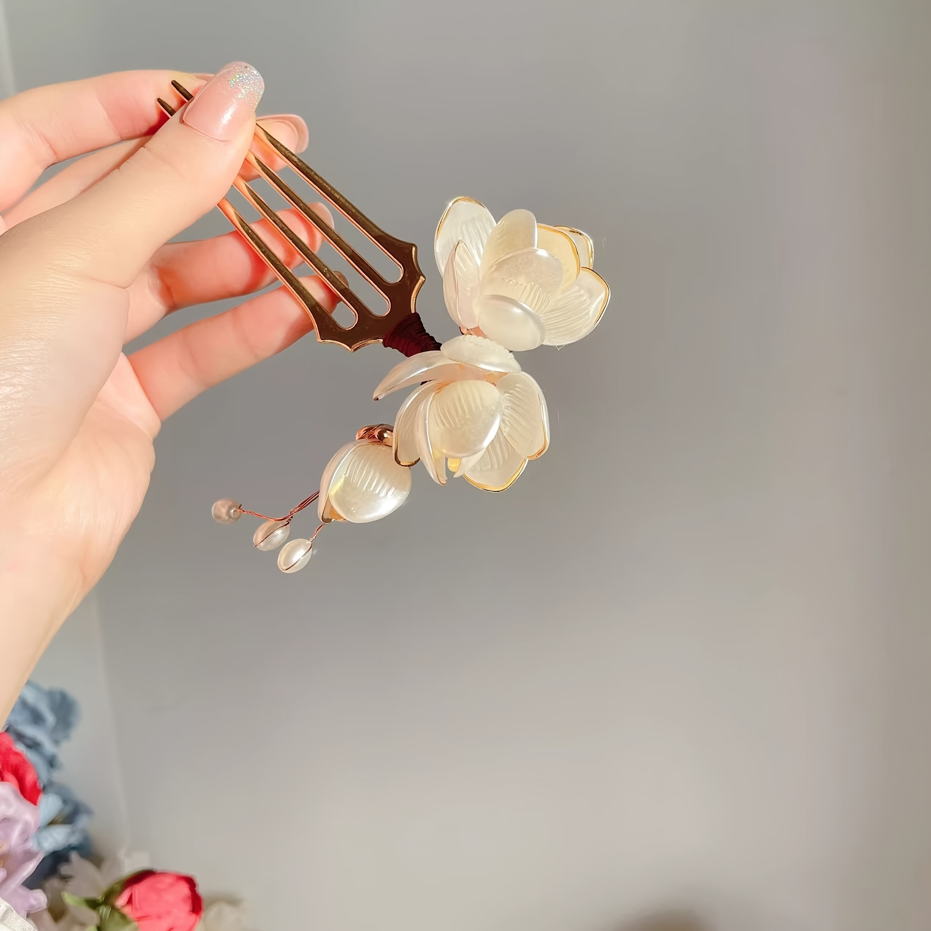 中国風シェルマグノリアフラワーヘアコーム、パールタッセル付き - Women Accessories Photos のレビューと価格